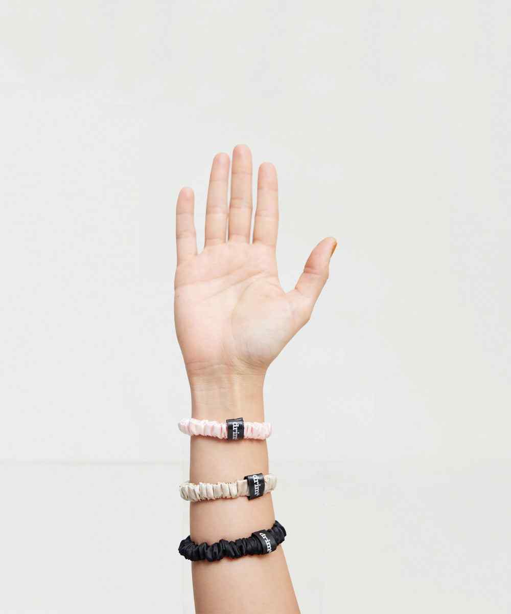 3 SCRUNCHIE DE SEDA NEGRO-PALO ROSA-CARAMELO