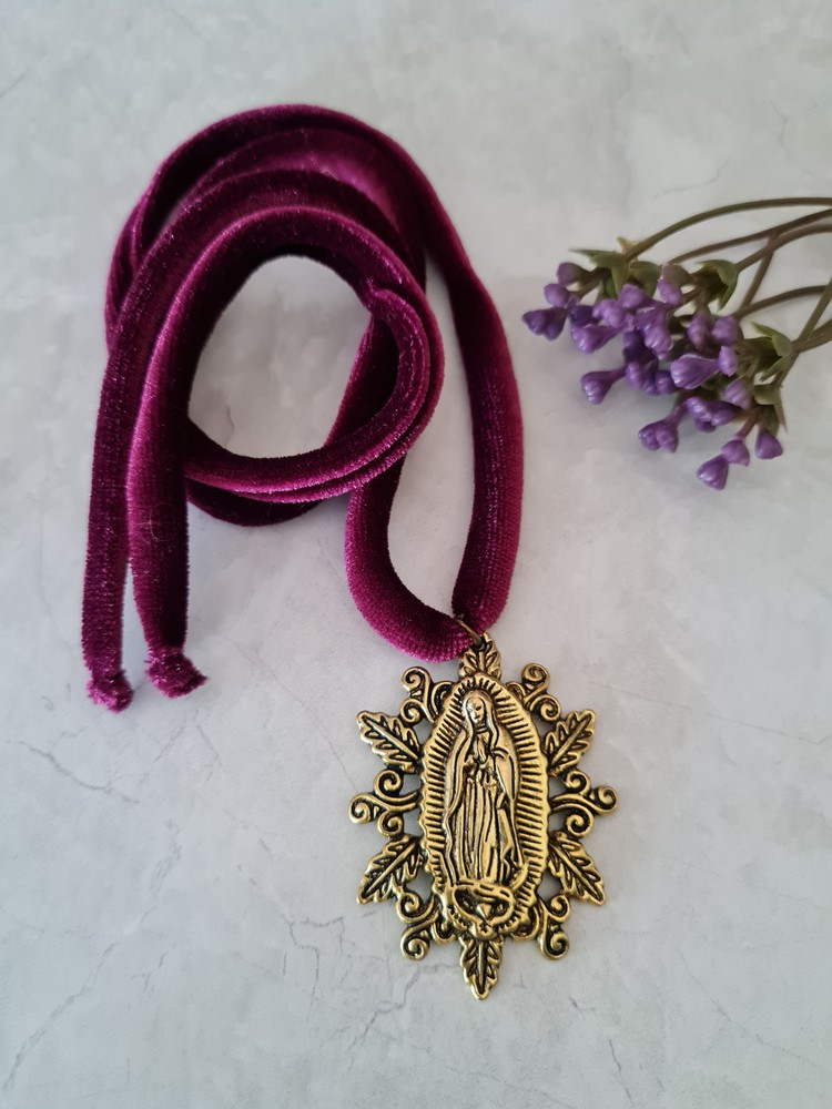 Collar Guadalupe Terciopelo Berenjena